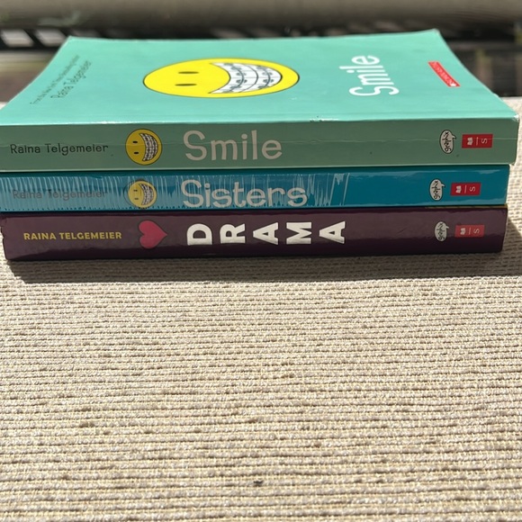 3 Raina Telgemeier Books 📕 - Picture 3 of 3